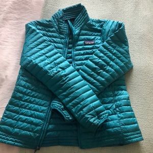 Women’s blue Patagonia puffer jacket